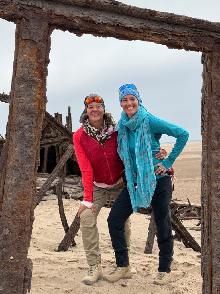 Martina Manich mit Sonja Piontek vor dem Wrack der Eduard Bohlen