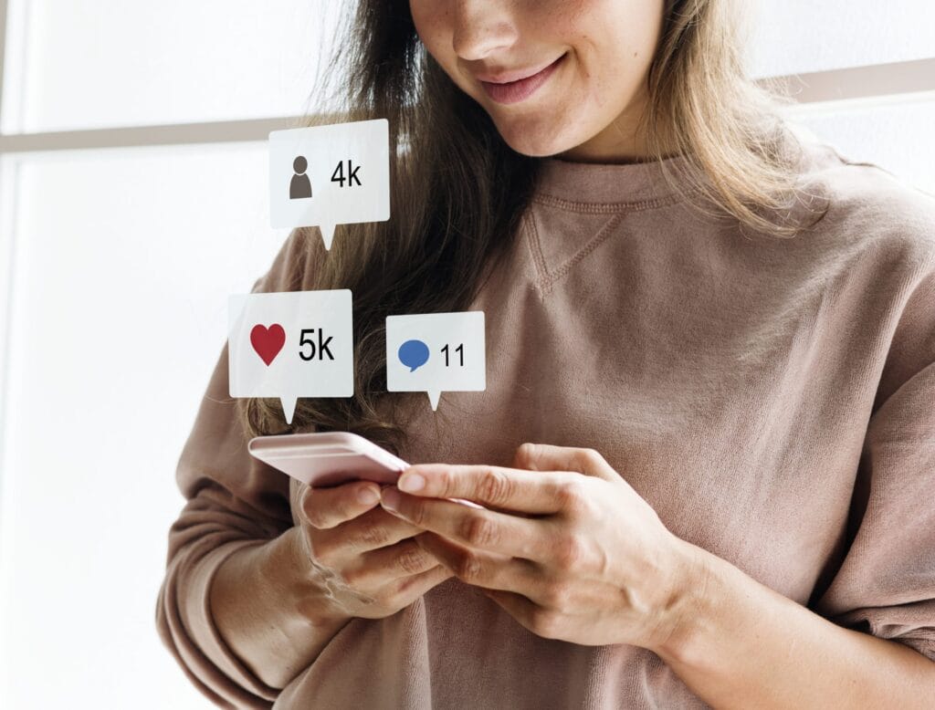 Frau mit Smartphone analysiert Social-Media-Interaktionen.