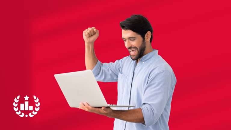 Erfolgreicher Mann mit Laptop jubelt vor rotem Hintergrund
