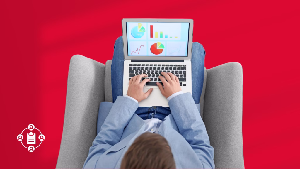 Person am Laptop mit Marketing-Dashboards auf dem Bildschirm