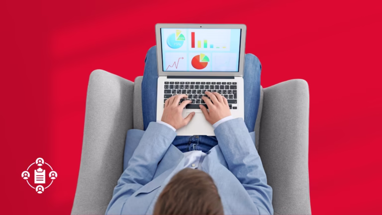 Person am Laptop mit Marketing-Dashboards auf dem Bildschirm