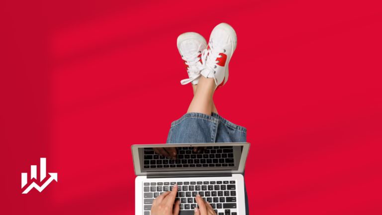 Beine hochgelegt mit Laptop – ruhige Arbeit an Content und Rankings