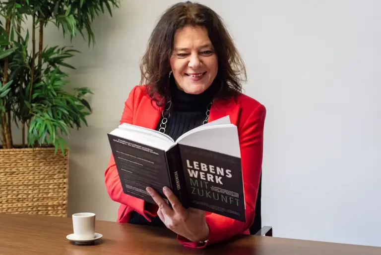 Martina Manich mit Buch "Lebenswerk mit Zukunft"